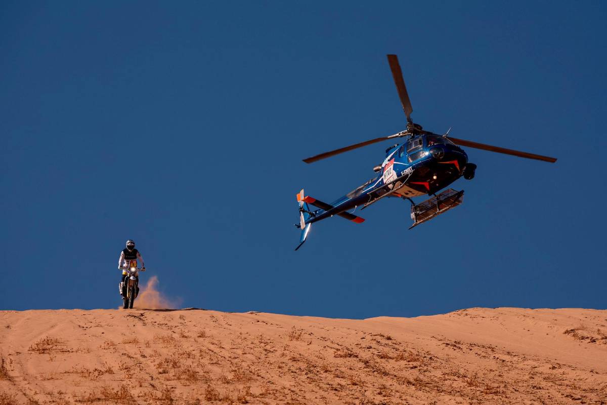 Helicópteros siguen a el piloto Howes Skyler durante el prólogo de la carrera, celebrado el sábado, primer día del año 2022. FOTO EFE