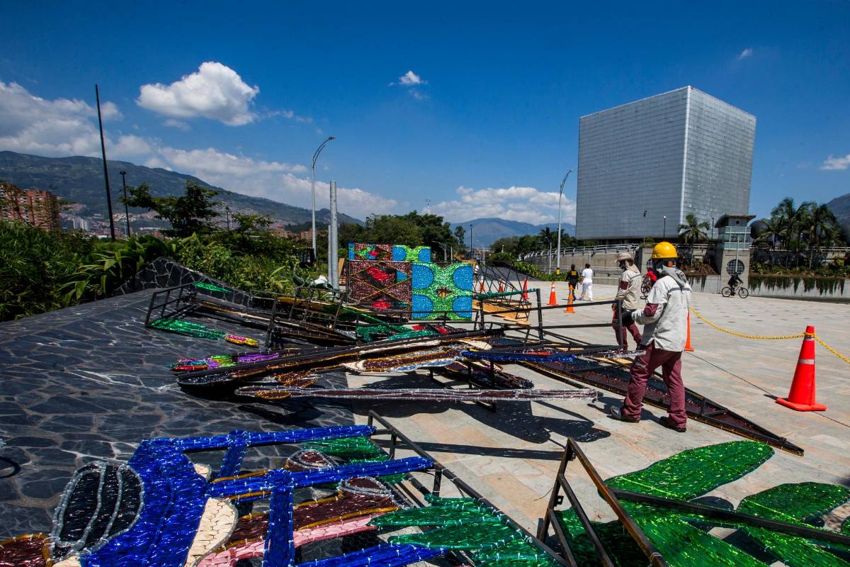 Para el montaje de la infraestructura navideña laboraron 43 trabajadores de EPM. Foto: Julio César Herrera