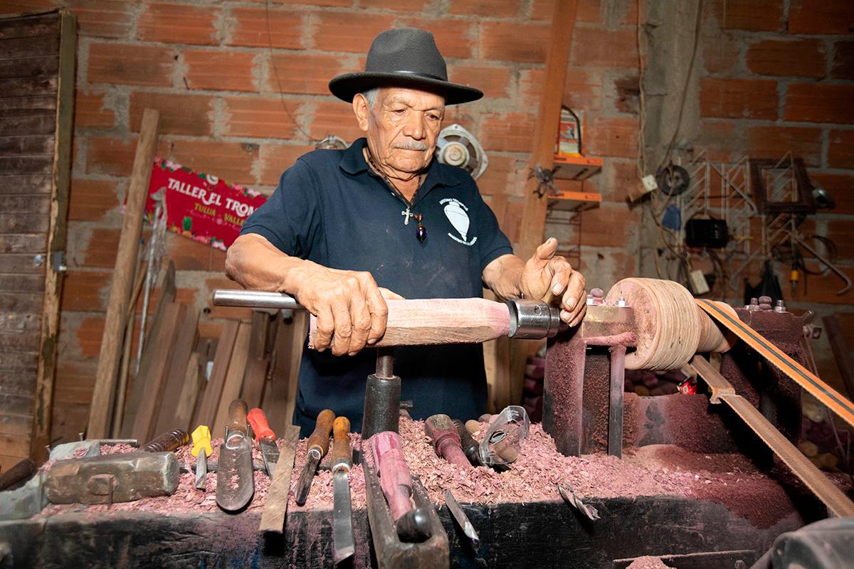 Don Antonio con su habilidad natural y acompañado de su torno, no solo fabrica trompos sino también pirinolas y yoyos, entre otros juegos tradicionales. Foto: Esneyder Gutiérrez
