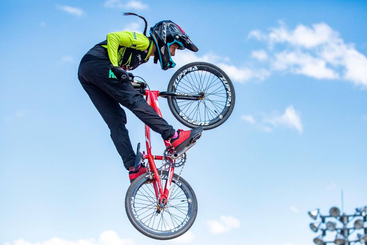 Nicole Foronda una destacada estudiante Campeona mundial en BMX. Foto : Edwin Bustamente