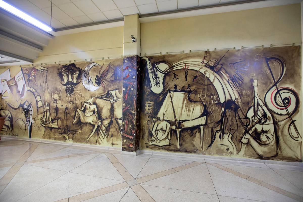Las obras de varios artistas se pueden apreciar a la entrada del teatro. Foto: Edwin Bustamante