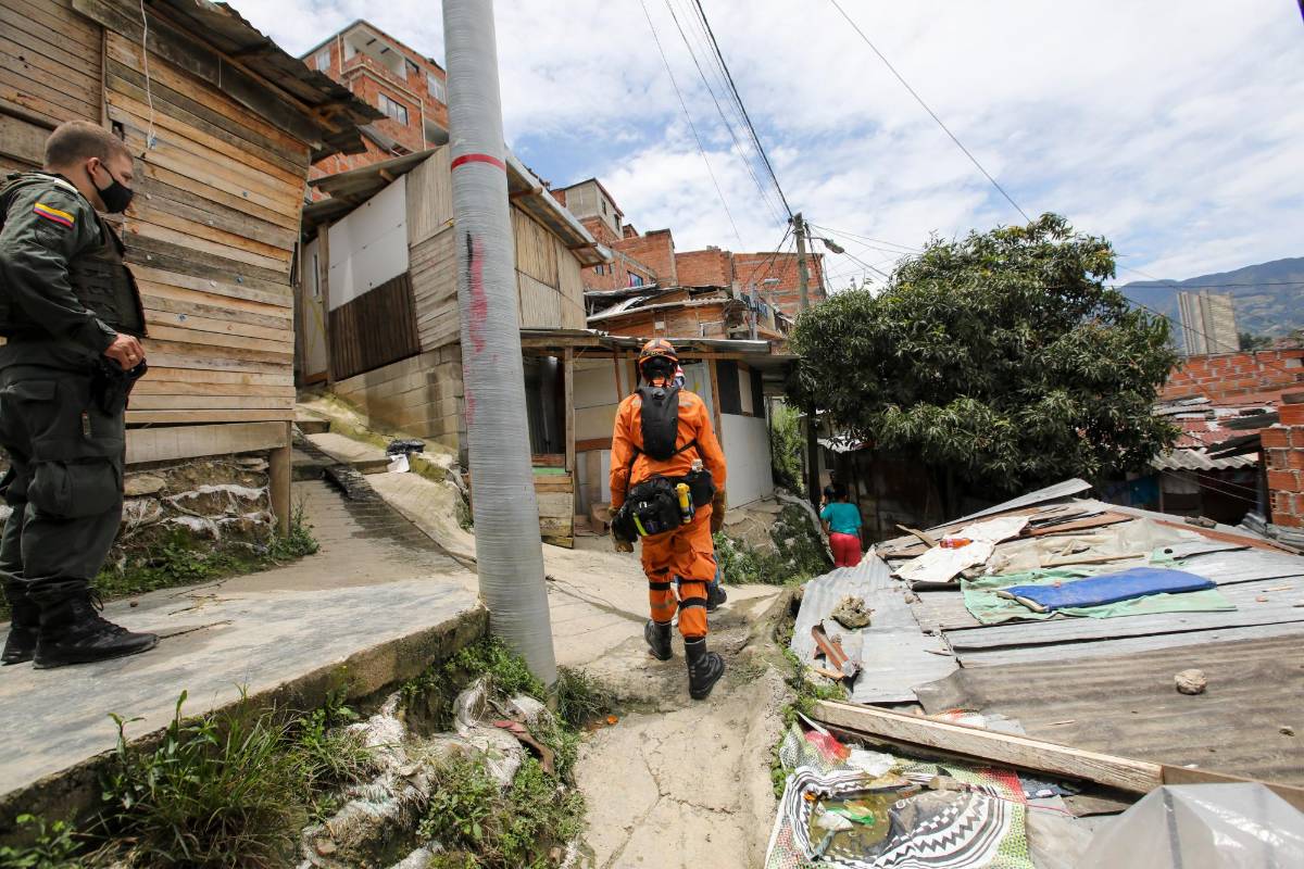 La Policía hace presencia para acompañar a los habitantes del sector. Foto: Edwin Bustamante .
