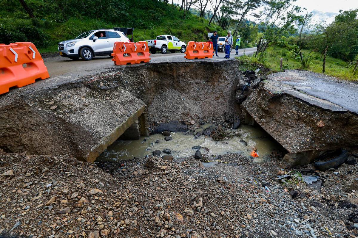Los viajeros al Suroeste antioqueño sufren por el mal estado de la vía entre el corregimiento Camilo C y el municipio de Venecia. Foto Manuel Saldarriaga 