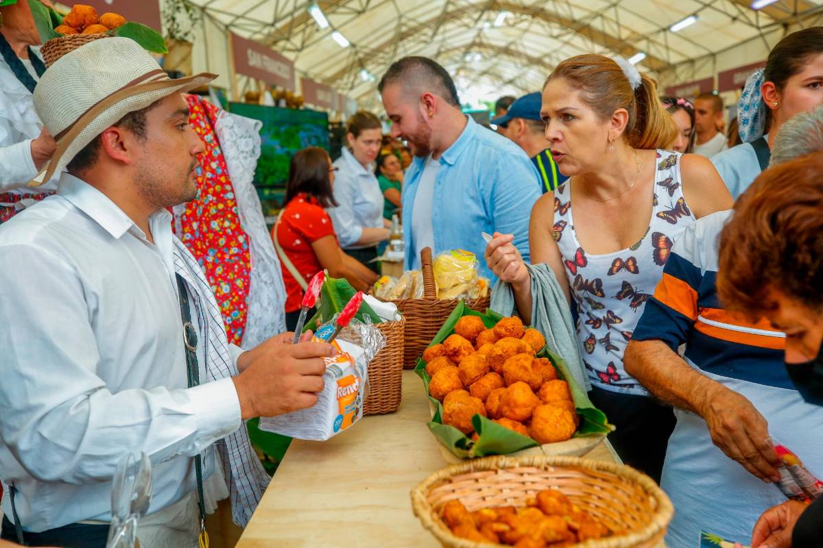 Personas vestidas con trajes alegóricos a la tradición antioqueña, frutas, verduras y productos insignia de cada municipio integraron las paradas de la feria. Foto: Camilo Suárez Echeverry