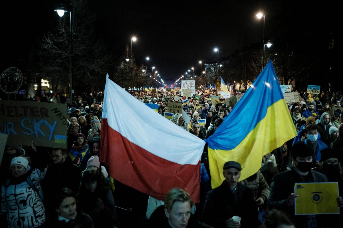 Los polacos, que también están amenazados por una posible invasión rusa, salieron a las calles para mostrar el rechazo a la guerra. Foto: Getty