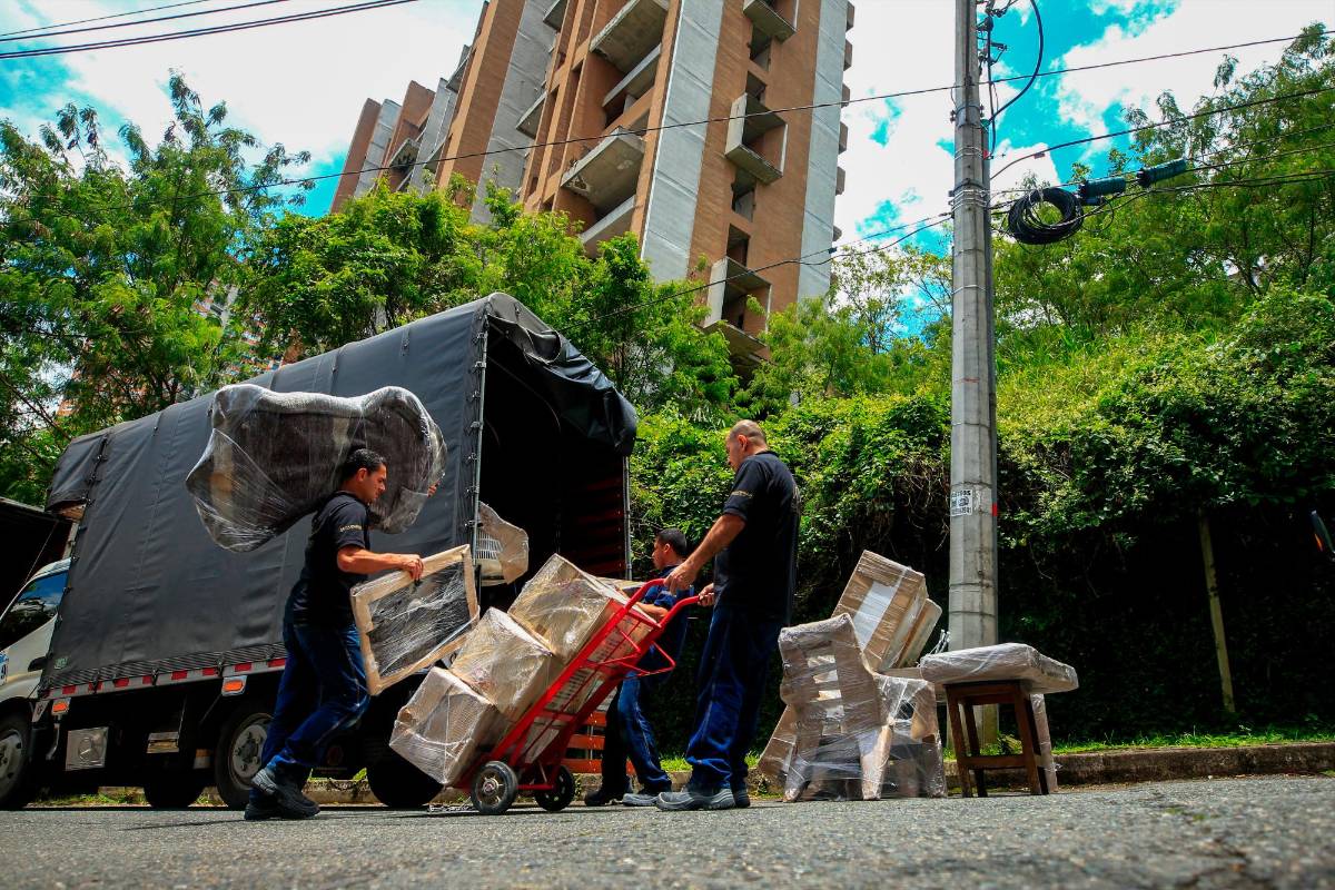 La Secretaría de Movilidad ordenó el cierre por tiempo indefinido de las calles aledañas a los edificios. Foto: Camilo Suárez Echeverry