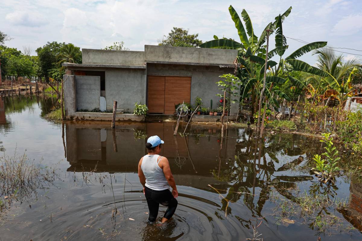 Emira Martínez estaba estrenando casa. Pero no es su sueño el que sucumbe ante la inundación; es el sueño de su hijo. Prestó el servicio militar y hace un año se fue para Dubai a trabajar por la casa de su mamá. Lo perdieron todo. Foto: Manuel Saldarriaga Quintero.