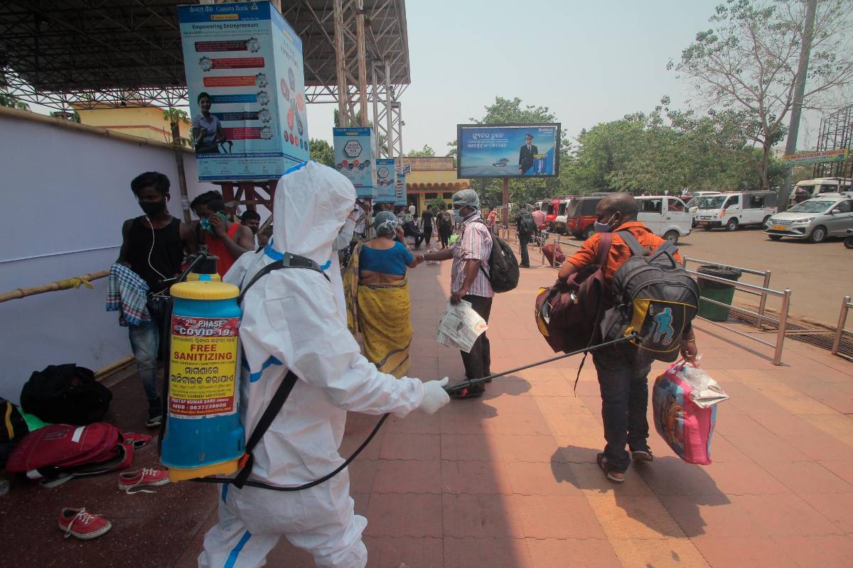 Están fumigando todos los rincones del país para tratar de parar el aumento de los contagios. Foto GettyImages