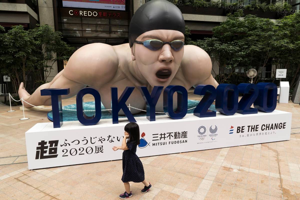 Una imagen gigante de un atleta, ha sido un gran atractivo para que la gente se tome fotos y quede con un gran recuerdo de Tokio 2020. FOTOS GETTY