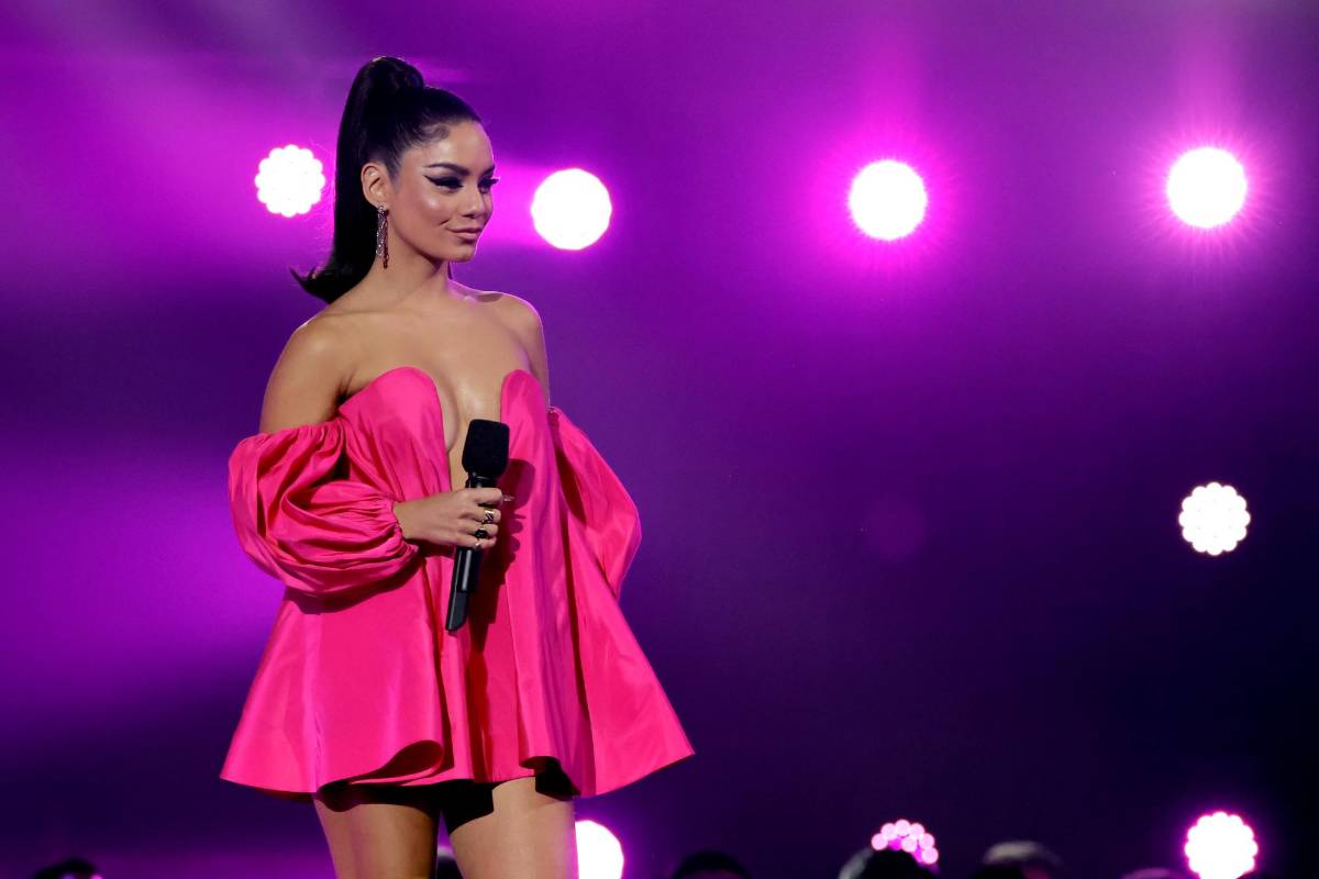 La exchica Disney, Vanessa Hudgens, quien condujo el evento, lució varios atuendos durante la noche y supo estar a la altura. Foto: Getty