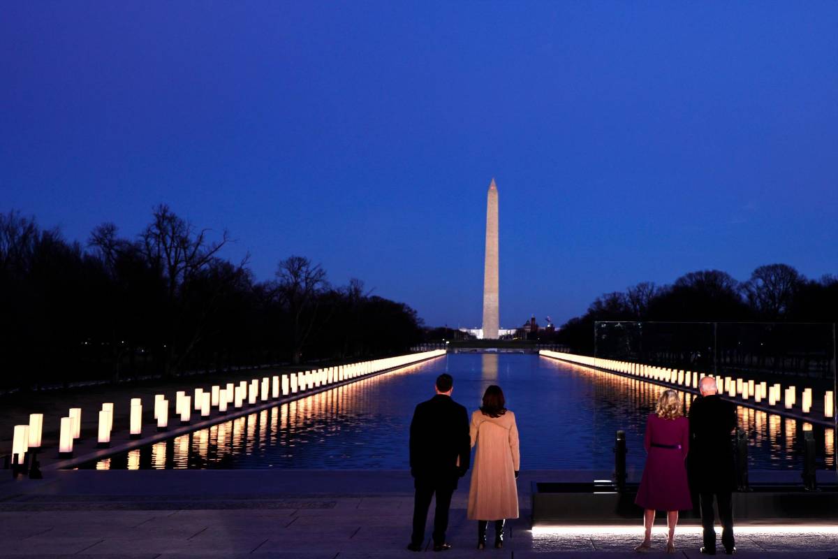 Kamala Harris, la Dra. Jill Biden y el presidente electo Joe Biden visitan el monumento a las víctimas de la pandemia del coronavirus, en el Lincoln Memorial. Foto: Getty Images