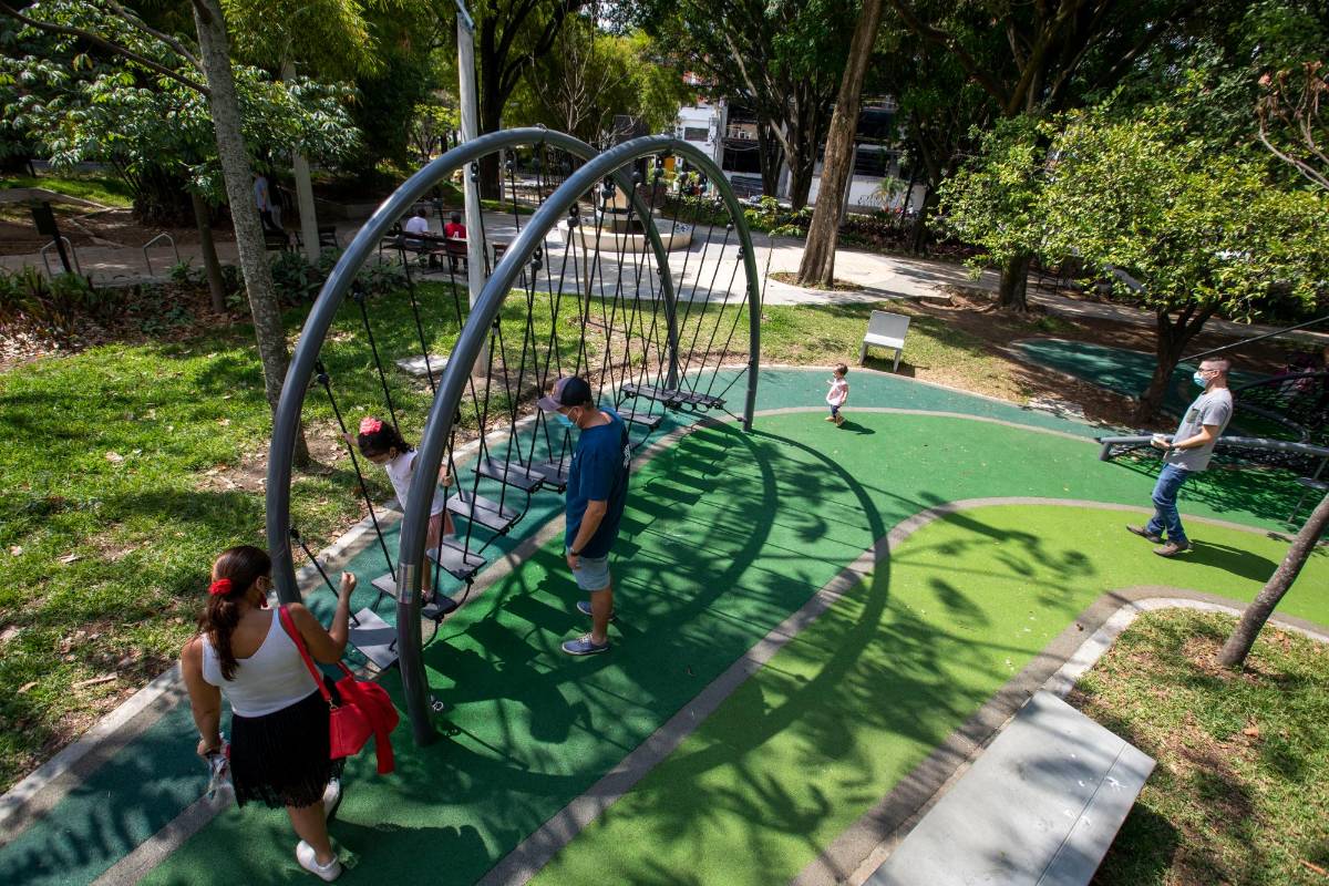Los espacios de juegos para los niños son otro atractivo para que personas de todas las edades acudan a estos espacios de ciudad. Foto: Edwin Bustamante