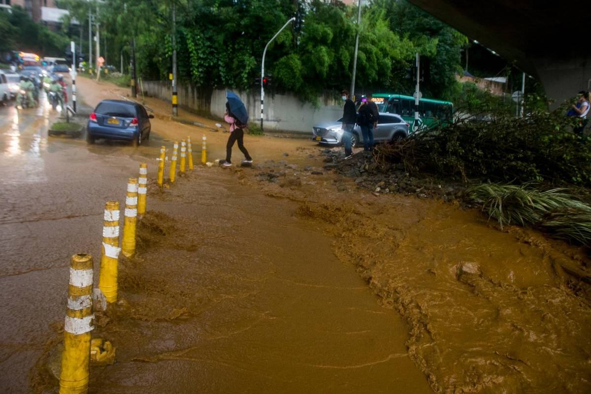 El sector de El Tesoro fue uno de los más afectados, colocando en aprietos los trabajadores y a los conductores que transitaban por estas vías. FOTO JULIO CÉSAR HERRERA