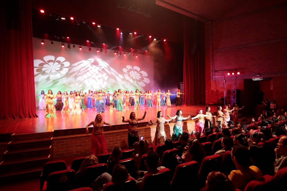 En el Teatro Universidad de Medellín, se presentaron los invitados internacionales: Diva Darina de Ucrania, Mohamed Shahin de Egipto y Mahaila el Helwa de Brasil. Foto: Carlos Velázquez 