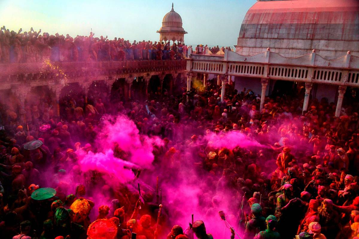 En esta fiesta participa toda la población, sin importar su género o casta. En el festival se imitan los alegres colores de las flores que nacerán durante la primavera y parte del verano. Foto: Getty