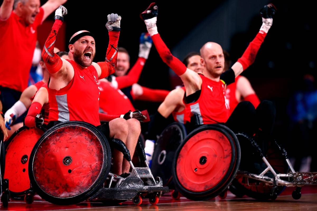 Leon Joergensen del equipo de Dinamarca lidera las celebraciones después de la victoria en el partido de rugby en silla de ruedas del Grupo A entre el equipo de Australia y el equipo de Dinamarca el día 1 de los Juegos Paralímpicos de Tokio 2020. Foto: Getty