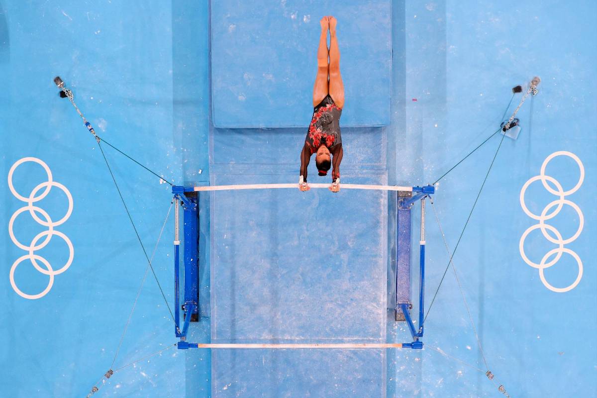 Brooklyn Moors del equipo de Canadá compite en barras asimétricas durante la clasificación femenina. Foto Getty Images