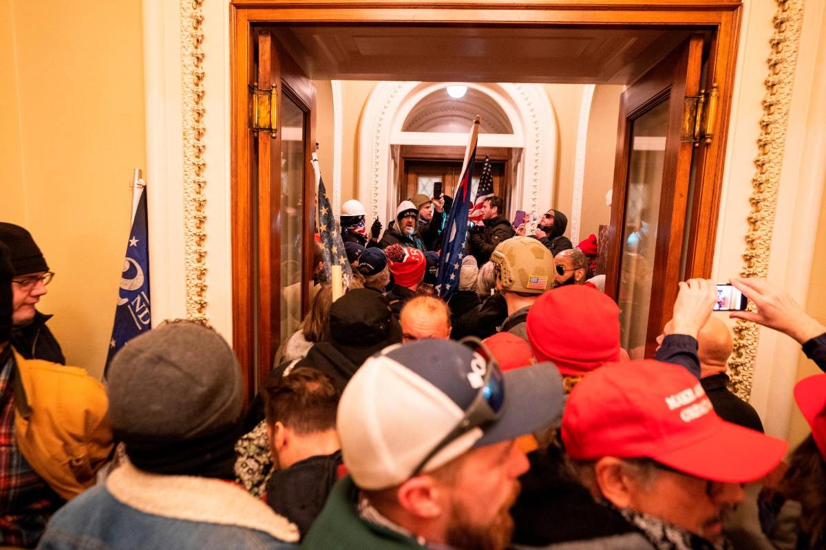 Ya estando adentro del Capitolio recorrieron varios salones gritando que Trump era el presidente legítimo, a pesar de que perdió las elecciones. Foto: EFE