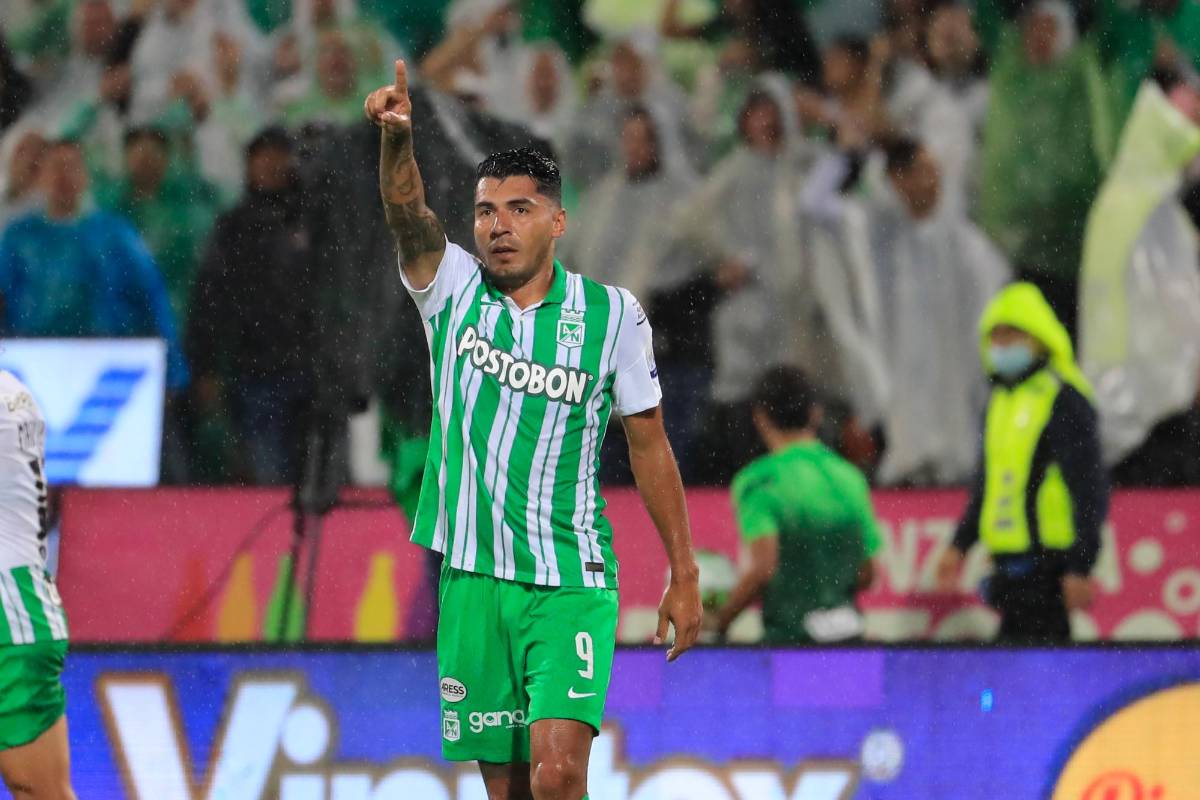  El goleador Jefferson Duque marcó a los 30 minutos un gol de cabeza, luego de que Dorlan Pabón le centrara el balón. FOTO: JAIME PÉREZ