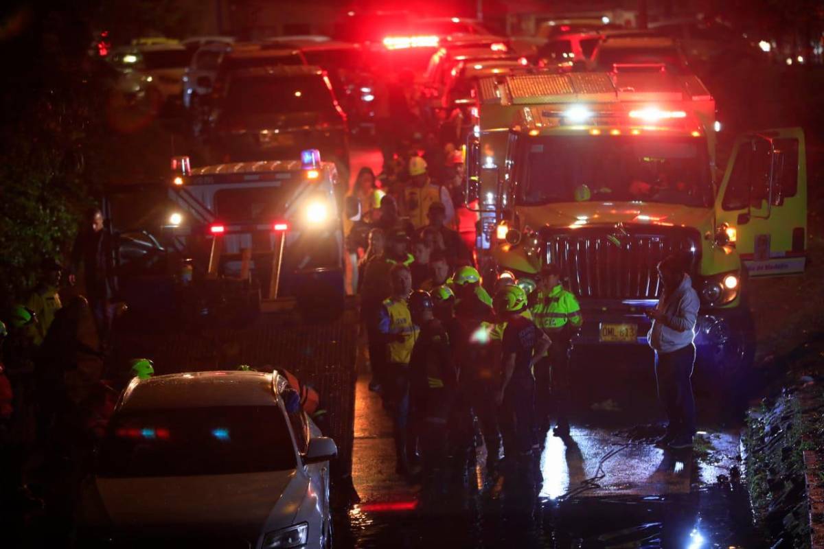 Hacia las 10:30 p.m. de este sábado los organismos de socorro fueron alertados por la presencia del vehículo sumergido en el deprimido de conquistadores. FOTO CAMILO SUÁREZ. 