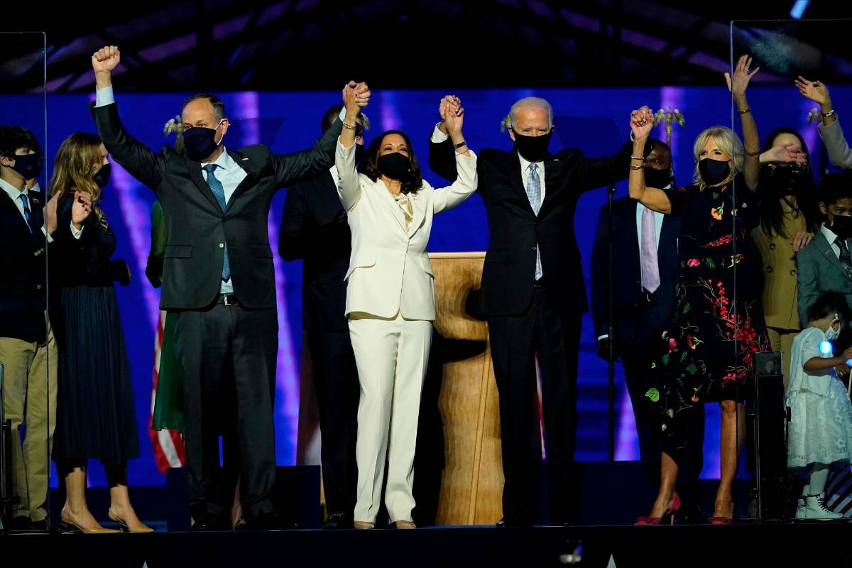 Joe Biden y Kamala Harris celebraron la victoria en las elecciones junto a sus familias, luego de varias falsas acusaciones de fraude por parte de los republicanos. Foto: Getty Images.