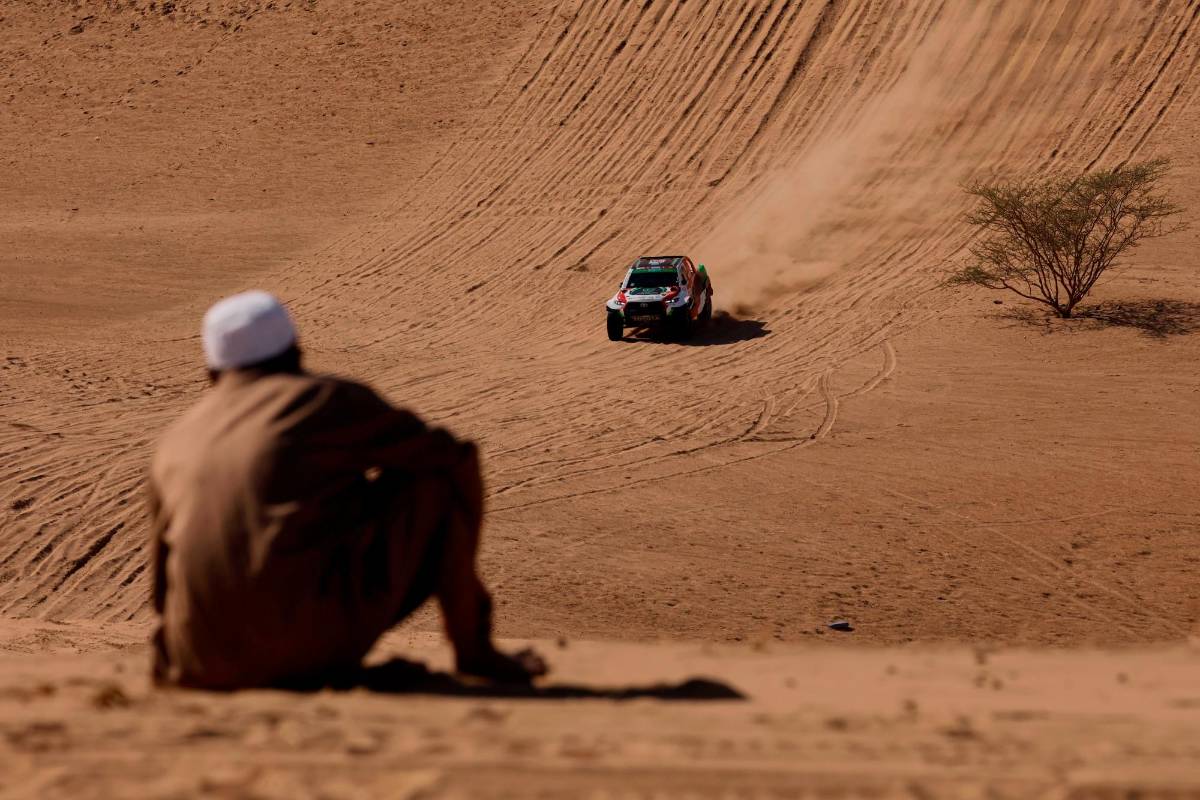 El Yazeed Al Rajhi y su copiloto Michael Orr conducen por el desierto en la primera etapa del Rally Dakar 2022 celebrada, este domingo, en Arabia Saudita. FOTO EFE