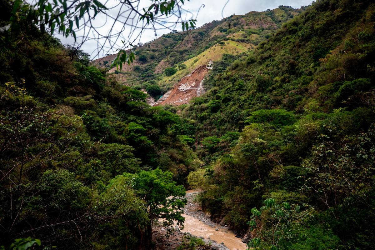 Está obra comprende la intervención de 50,2 kilómetros que comienzan en la variante a Caldas y terminan en Bolombolo, corregimiento del municipio de Venecia. Foto: Camilo Suárez Echeverry