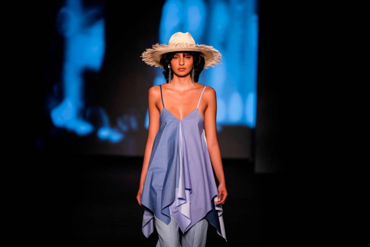 La colección llamada “Magdalena” hizo homenaje al río colombiano y con materiales reciclados fue el tema del desfile. Foto: Carlos Velásquez