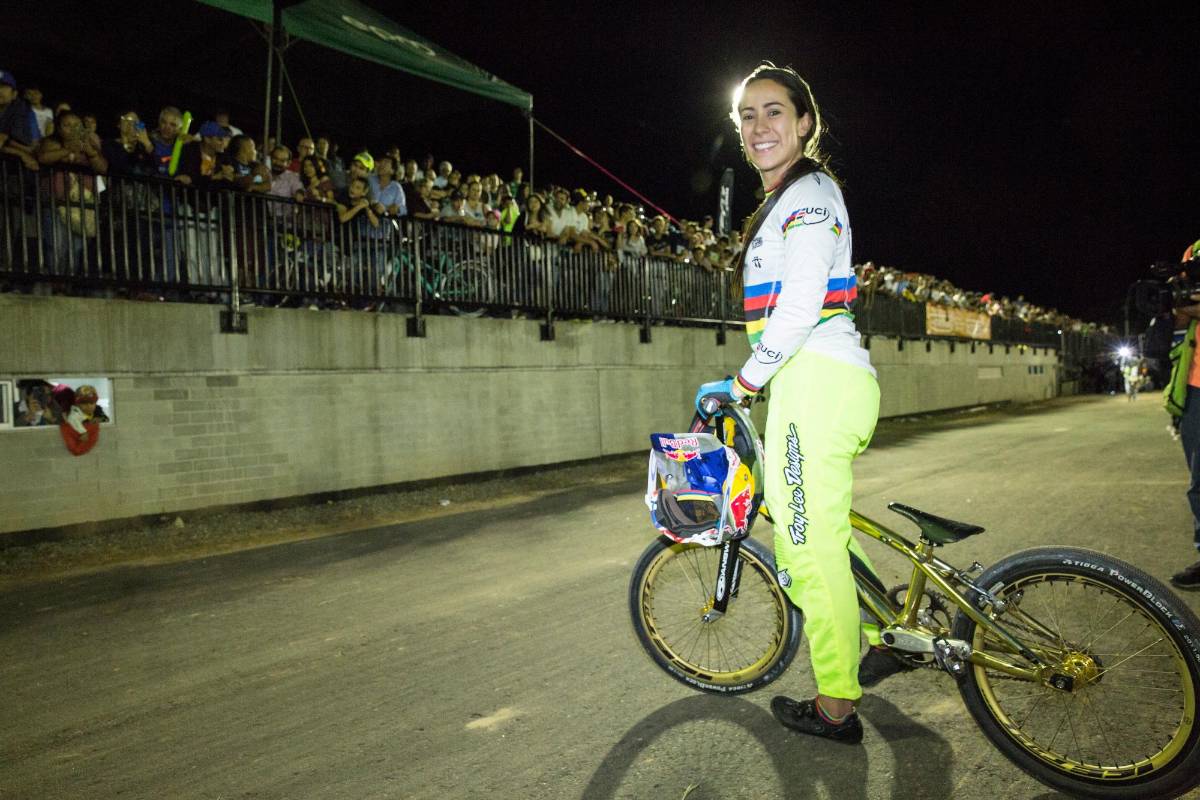 Mariana es una medellinense de 29 años y empezó de niña en la modalidad de biciross en pista y hace más de 20 años participa en la modalidad carrera. Foto: Edwin Bustamante