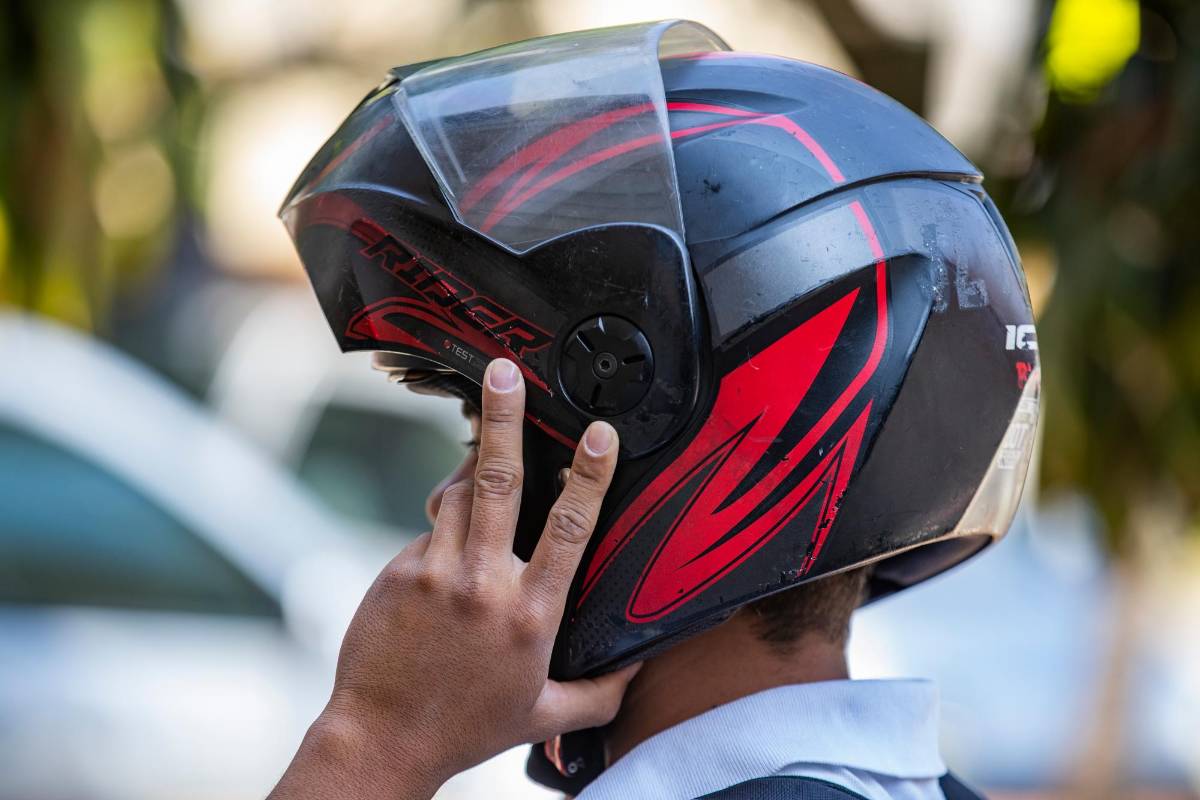 No se pueden llevar celulares entre la cabeza y el casco, sí se pueden usar manos libres e intercomunicadores. Foto: Edwin Bustamante