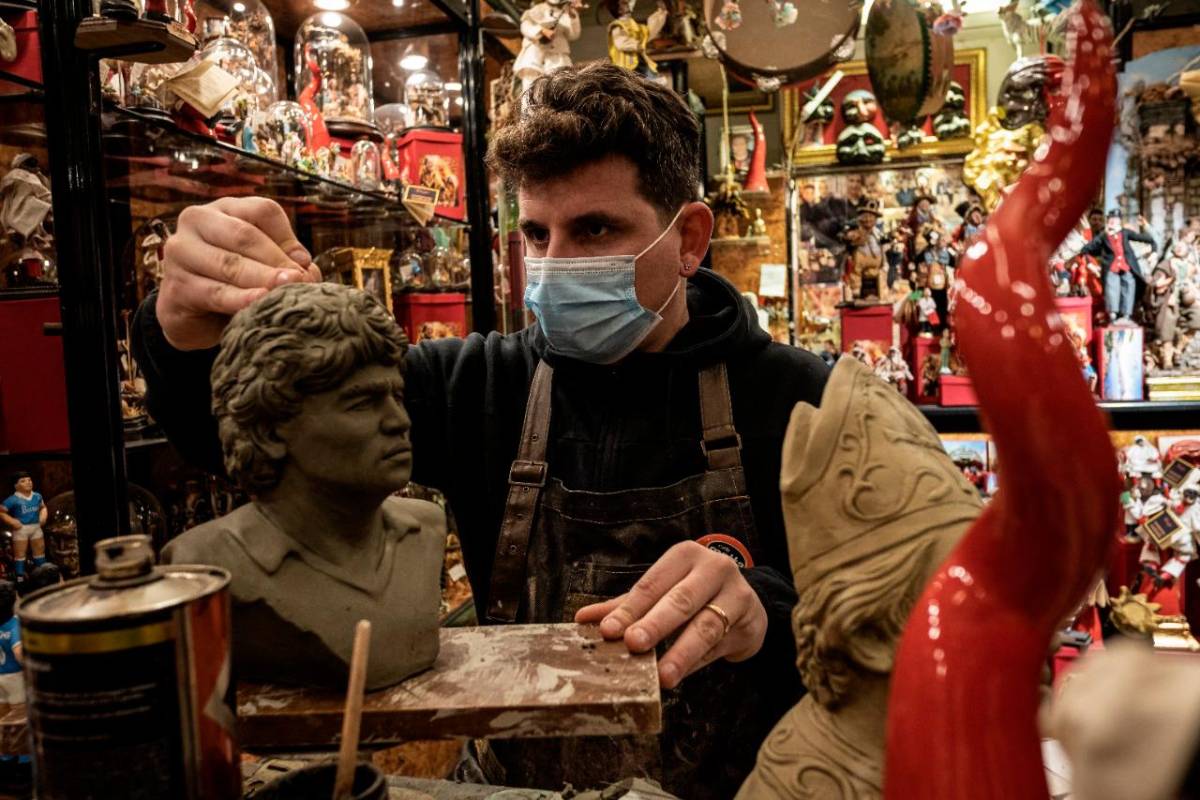 Un joven artesano de San Gregorio Armeno (Maestro de la Natividad) trabaja en un busto de Maradona en su taller. Foto: Getty Images.