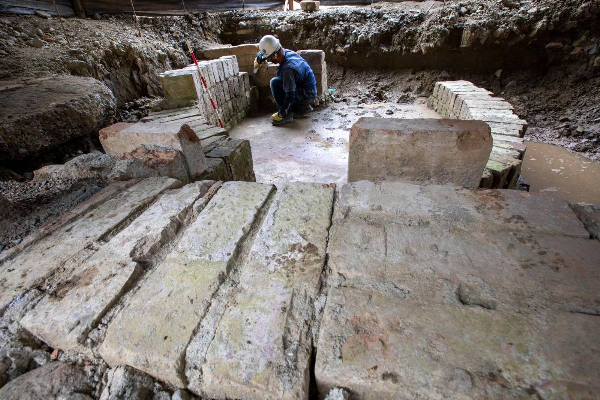 Los investigadores trabajan de forma meticulosa para no dañar y así conservar la antigua construcción. Foto: Edwin Bustamante