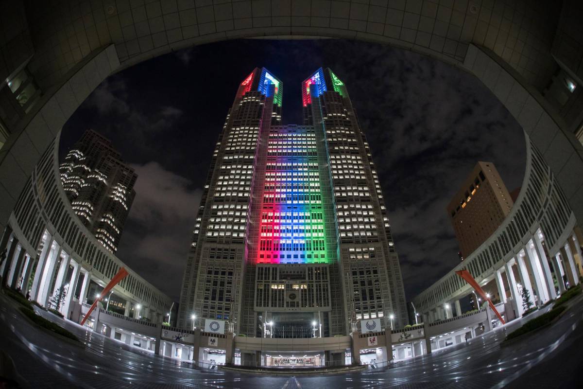 El edificio del Gobierno Metropolitano de Tokio está iluminado con una luz del color del símbolo Paralímpico, en Tokio, Japón. FOTOS GETTY