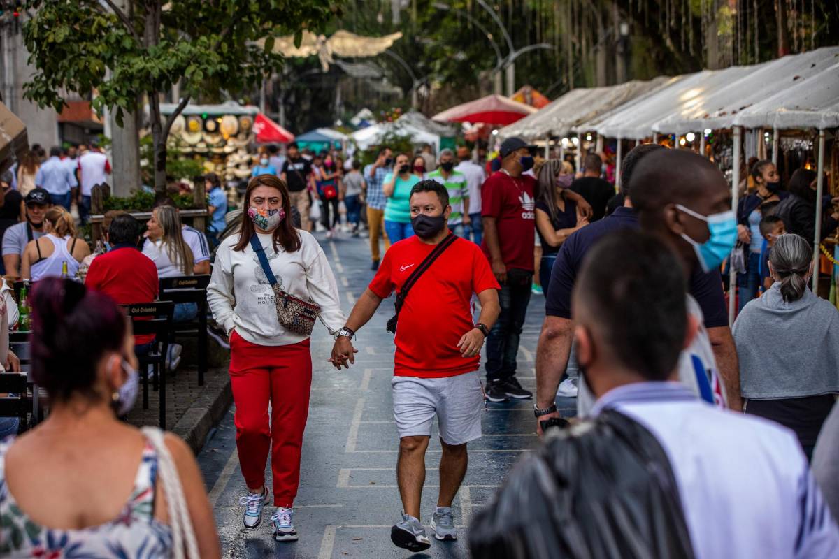 Las personas volvieron al parque de Sabaneta a realizar compras y actividades comerciales. Foto: Carlos Velásquez 