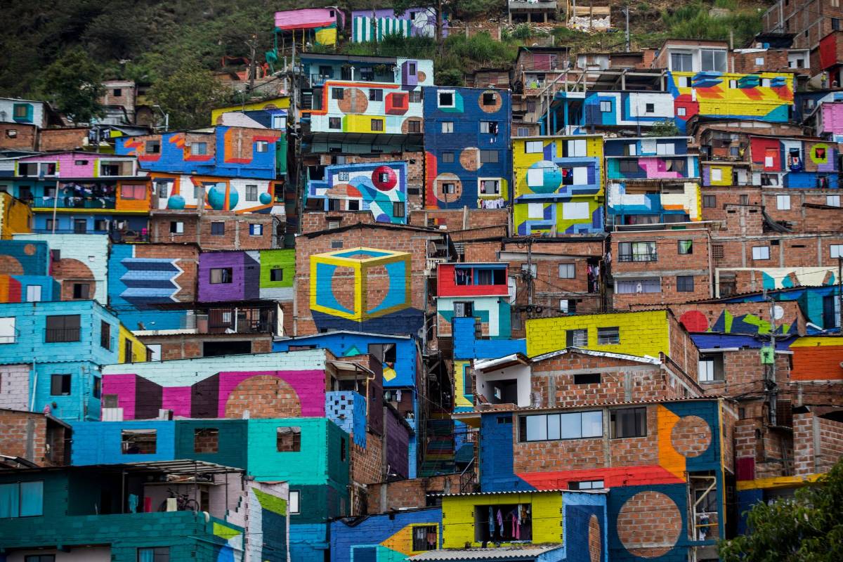 Un conjunto de estrellas es la vista que lucirá en unos meses el macromural Constelaciones en la comuna 3, Manrique, en los barrios Brisas del Jardín, San José de la Cima No. 2 y Balcones de Jardín. Son más de 44.500 metros cuadrados intervenidos en más de 300 fachadas. Foto: Julio César Herrera