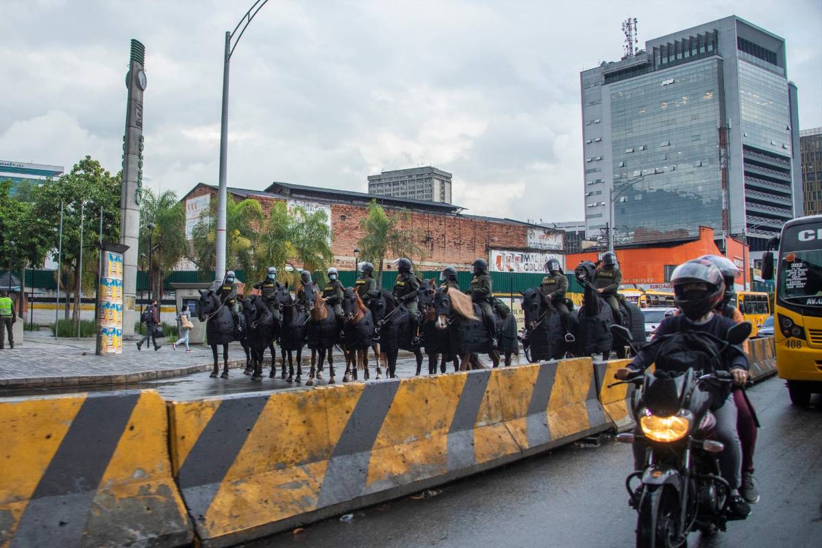En la Estación de el Metro Cisneros los carabineros hicieron presencia luego de que algunos manifestantes ocasionaron desordenes en la zona. Foto: Carlos Velásquez
