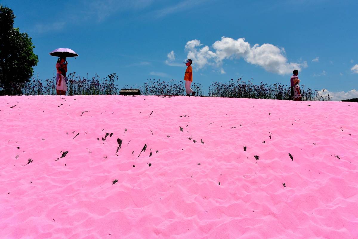Los visitantes que llegan de todo el mundo, para conocer esta playa , que maravillados con su color. FOTO : GETTY 