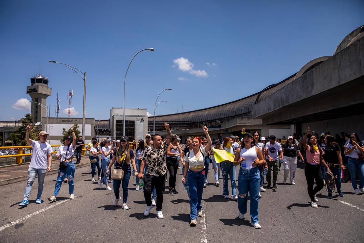 Los empleados de Viva Air se tomaron el acceso vehicular del aeropuerto José María Córdoba para protestar y pedir protección para sus empleos. Foto: Carlos Velásquez