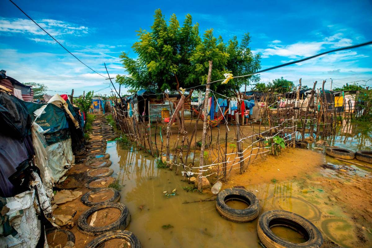 Las aguas que inundan el asentamiento también se meten dentro de los ranchos. Ocasionan enfermedades en la piel como hongos y gusanos. FOTO: Camilo Suárez.