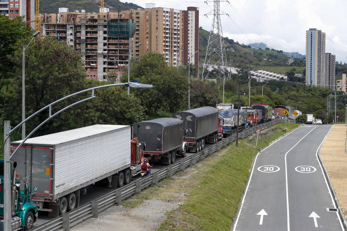 Kilométrica es la cola de vehículos atrapados que ya completan más de 12 horas inmovilizados. Foto : Manuel Saldarriaga 