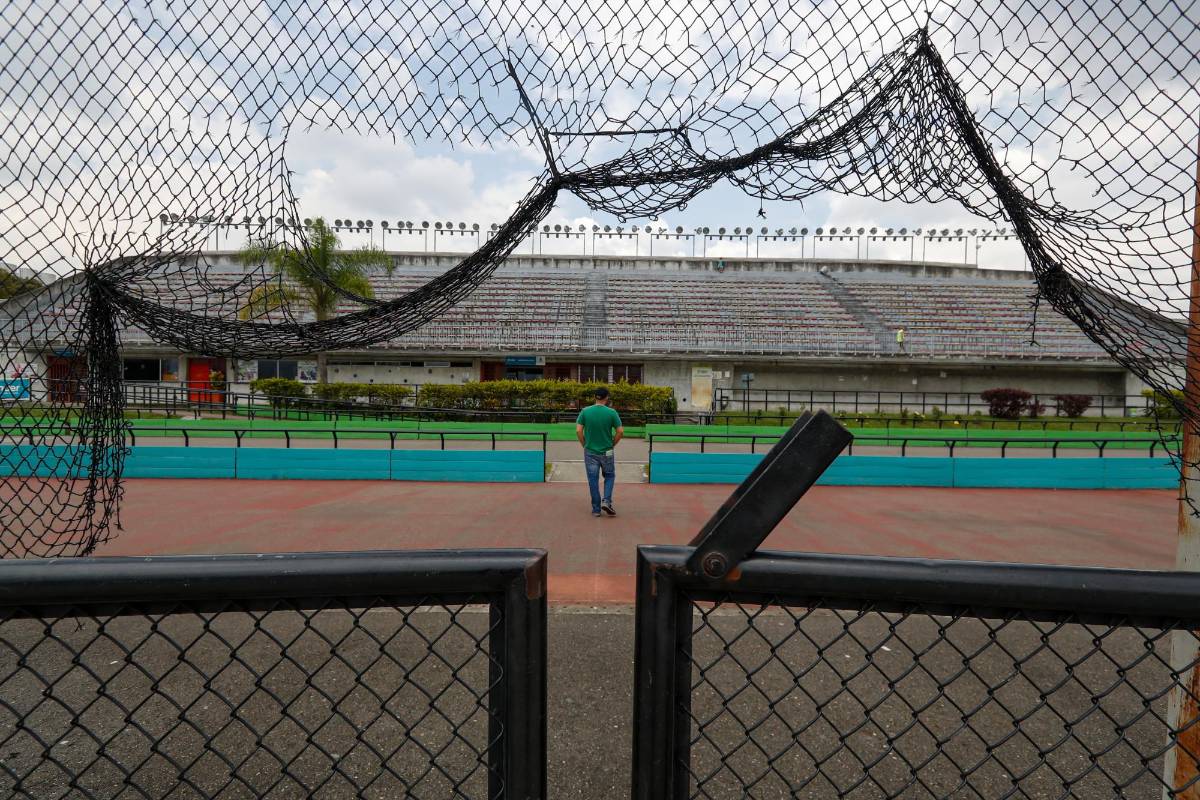 La fachada está rayada y las mallas de la pista de patinaje están rotas. Foto: MANUEL SALDARRIAGA QUINTERO.