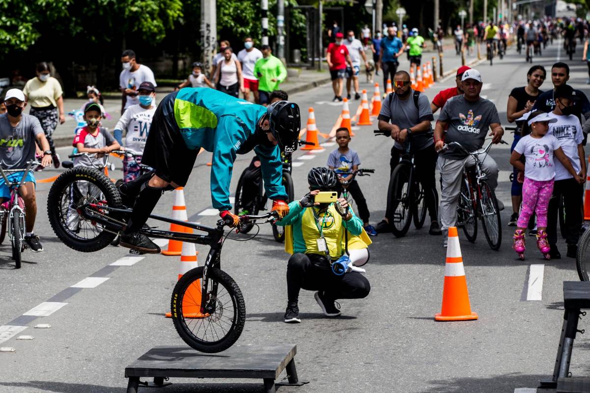 La gente que participaba en la ciclovía sirvió de modelo para que Lenym Henao campeón nacional de biketrial hiciera su presentación en la calle Colombia. FOTOS JULIO CÉSAR HERRERA