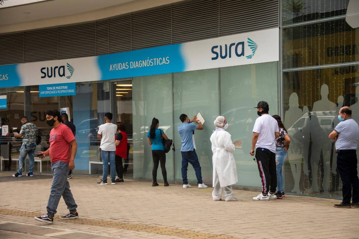 Se registraron filas en los centros de atención para pruebas covid ubicados en el centro comercial Punto Clave. Foto Carlos Velásquez