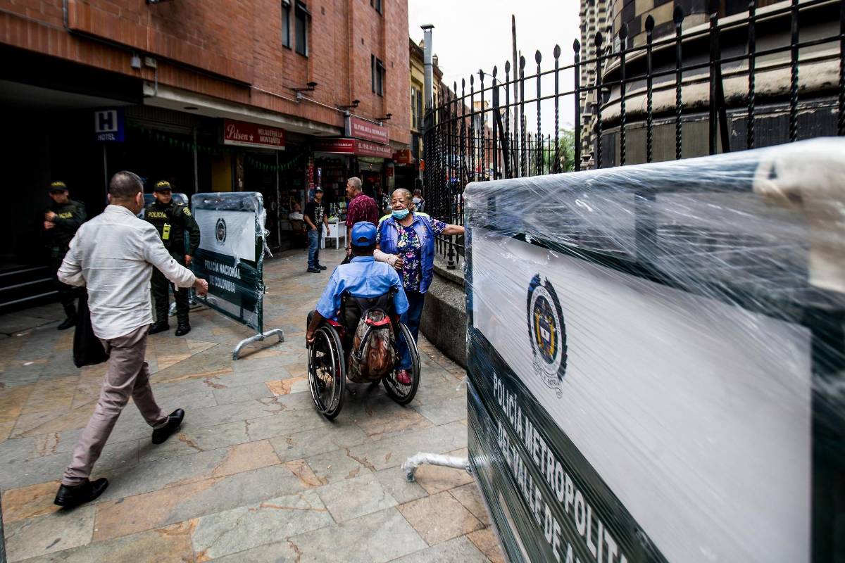 Quintero saca pecho por el inicio exitoso, según él, del plan de choque en la Plaza Botero, con un primer balance que incluye la incautación de 20 navajas y 20 dosis de droga, Foto: Julio César Herrera