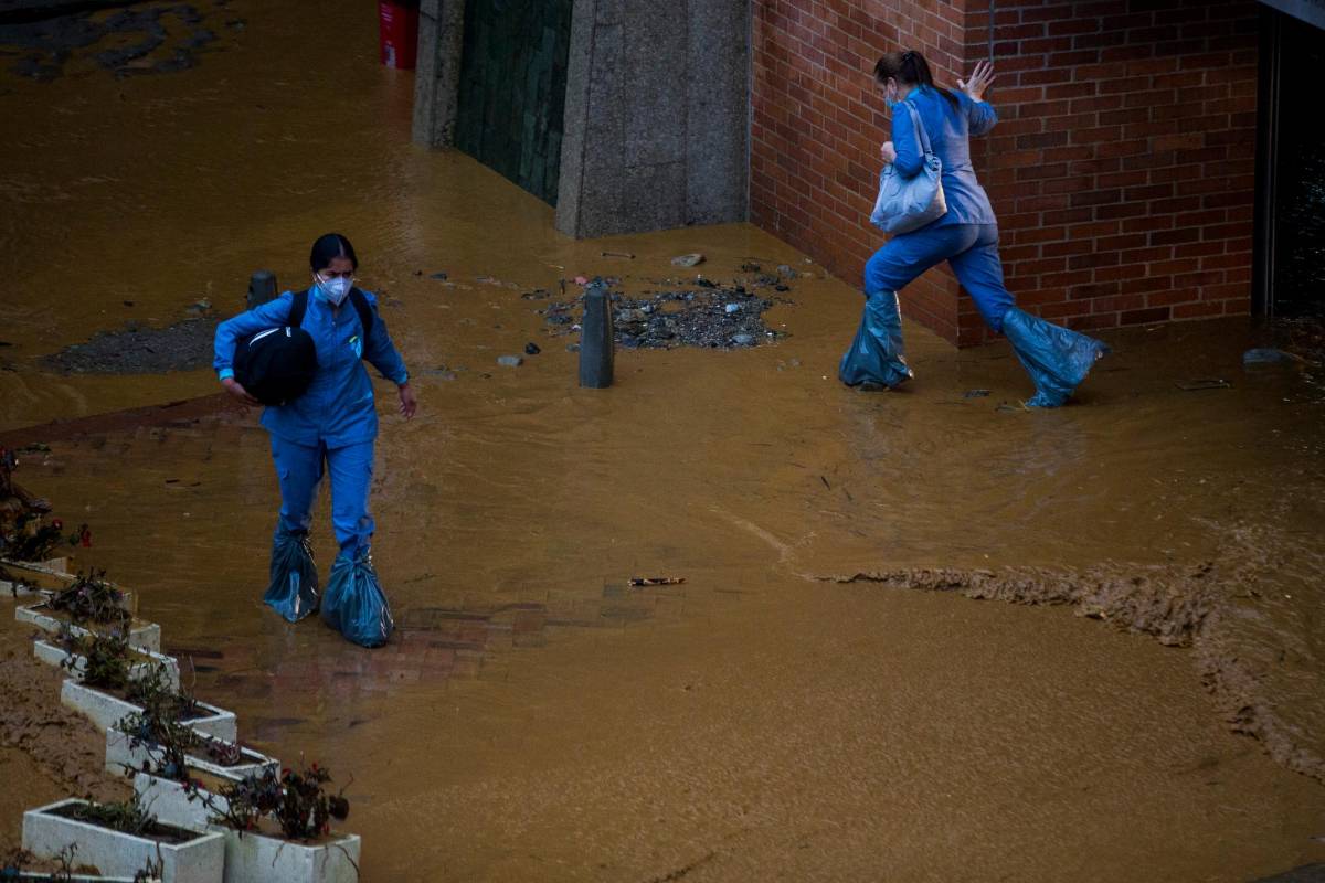 El sector de El Tesoro fue uno de los más afectados, colocando en aprietos los trabajadores y a los conductores que transitaban por estas vías. FOTO JULIO CÉSAR HERRERA
