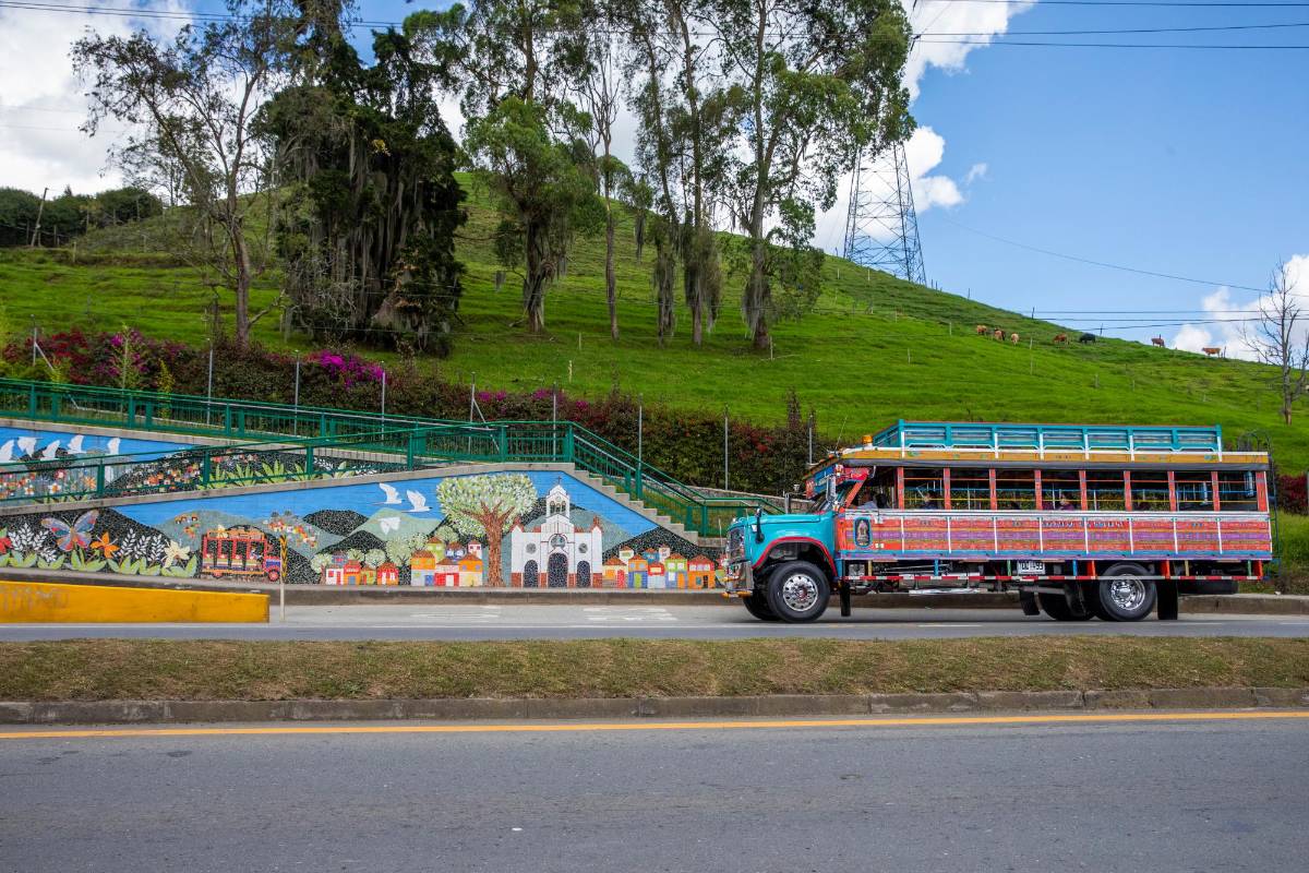 En la Autopista Medellín-Bogotá mientras se pasa por Guarne se pueden ver varias intervenciones artísticas en puentes y muros. Murales realizados en cerámica que hacen alusión a los pueblos tradicionales de Antioquia se pueden apreciar en puentes y paraderos de esta vía. Foto: Carlos Velásquez