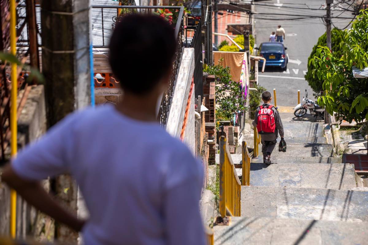 Las escalas se encuentran en las dos cuadras de la carrera 108 entre las calles 36 y 35 de este barrio de Medellín. FOTO: CARLOS VELÁSQUEZ