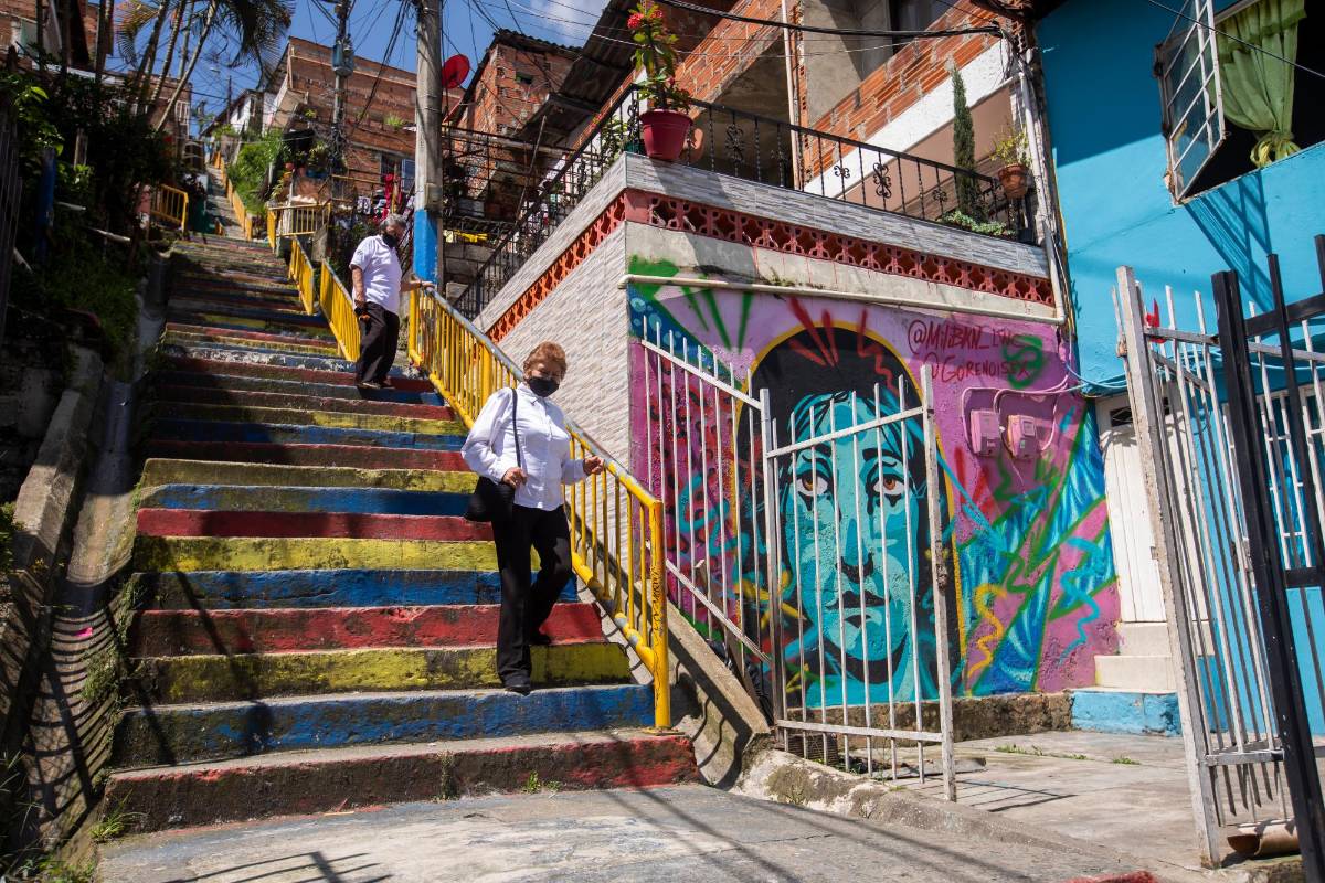 Subir las 252 escalas para poder llegar a sus residencias es la obligación diaria de los habitantes de este sector de Medellín. FOTO: CARLOS VELÁSQUEZ