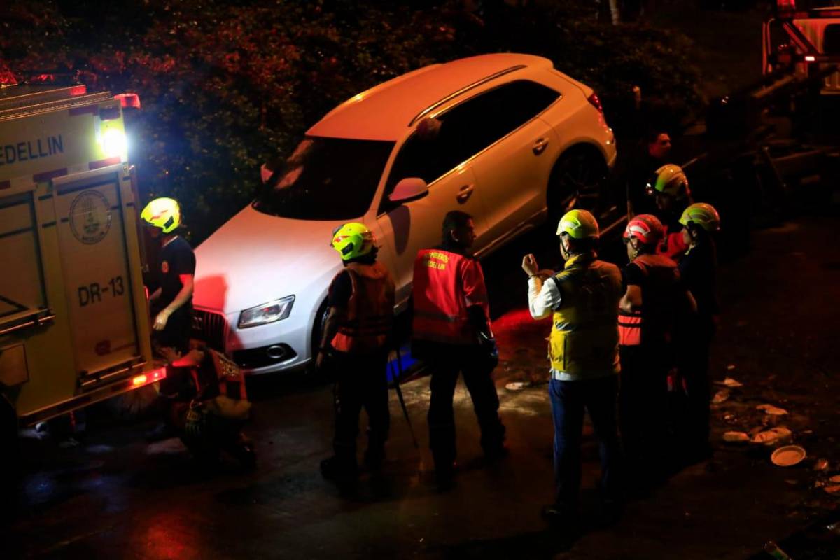 Hacia la 1:50 a.m. de este domingo se confirmó que los dos ocupantes habían fallecido, y por el momento se desconocen sus identidades. Las fuertes lluvias ocasionaron en la ciudad inundaciones en vías y viviendas, caída de árboles y movimientos en masa, según confirmaron las autoridades de gestión del riesgo. FOTO CAMILO SUÁREZ 