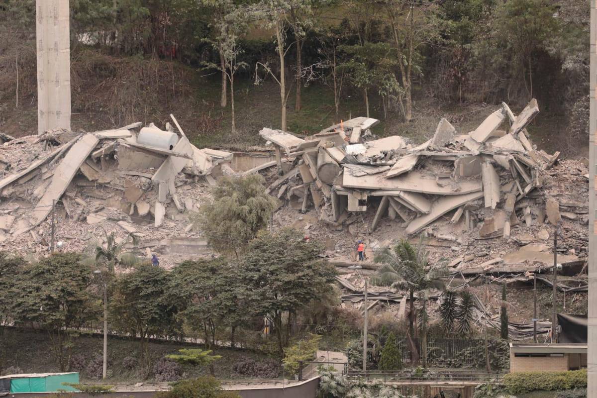 Las ruinas del edificio serán demolidas mecánicamente por la empresa Atila. FOTO CARLOS VELÁSQUEZ. 